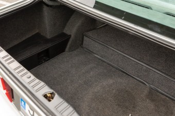 Pokoli ritka ez az öreg BMW, csomagtartójában egy mai szemmel furcsa extrával