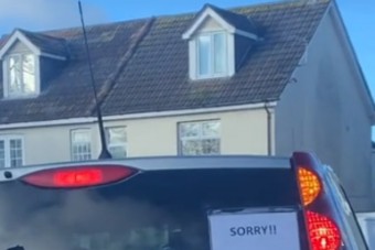 Látványos cetlin kér bocsánatot a többi autóstól, amiért lassan megy