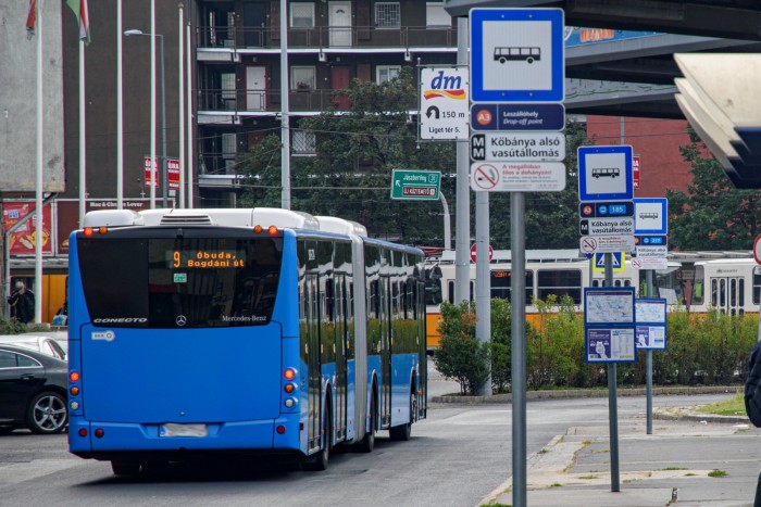 A férfiaknak sem ciki buszra szállni – üzent a BKK