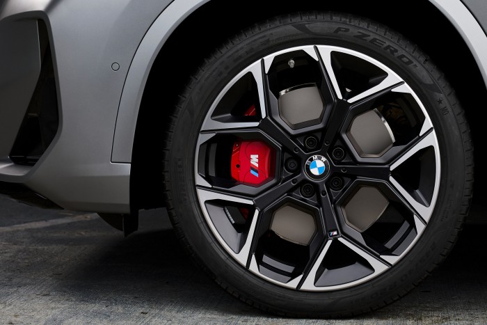 Klasszikus sportverzió készült a BMW szabadidő-autójából 8