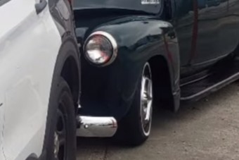 Féktelenül robogó autósnak segítettek a rendőrök