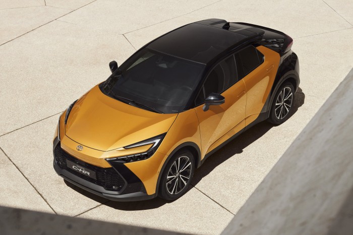 Konnektoros hibridként jön az új kompakt Toyota 6