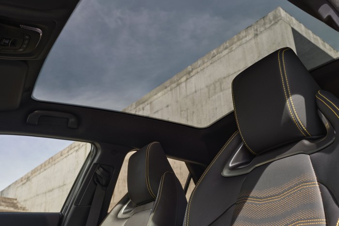 Konnektoros hibridként jön az új kompakt Toyota 10