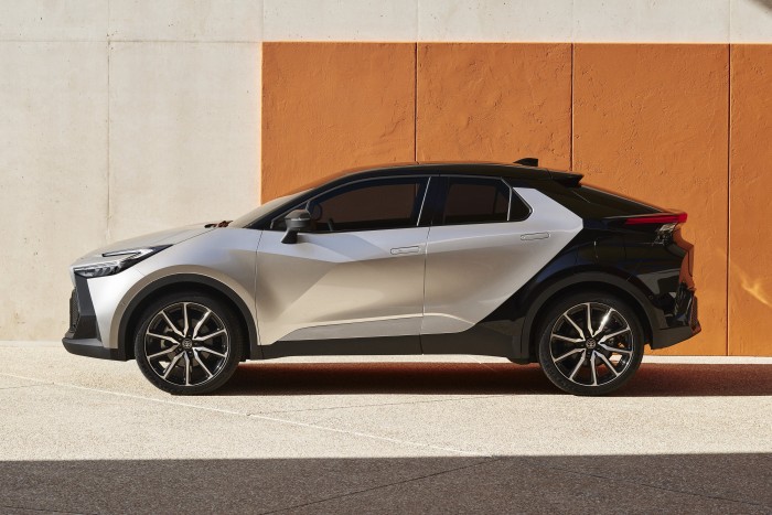 Konnektoros hibridként jön az új kompakt Toyota 8