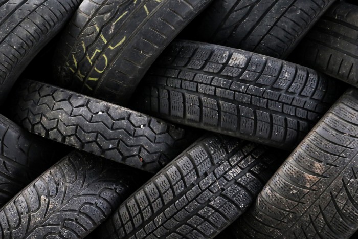 Levesznek egy fizetős terhet az autósok válláról