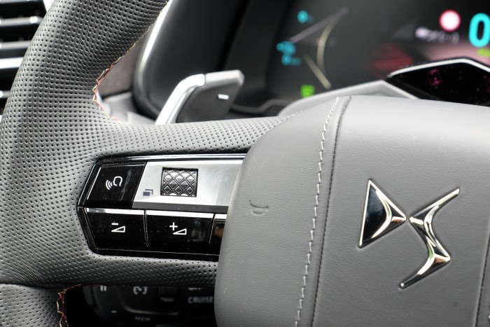 Fiatalító kúra után így fest egy francia különc – DS 7 teszt 16