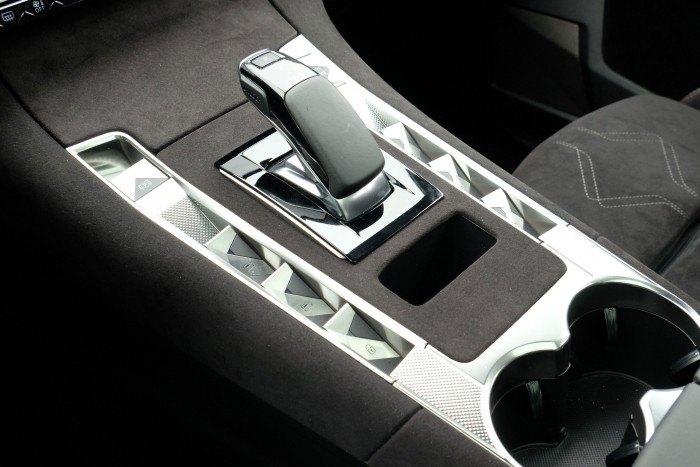 Fiatalító kúra után így fest egy francia különc – DS 7 teszt 11