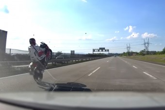 Elbújhatnak a kaszkadőrök is, úgy egykerekezett az M0-son egy motoros