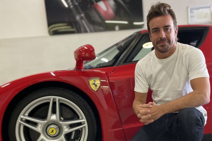Alonso túlad az egyik Ferrariján, az ártól égnek áll a hajunk
