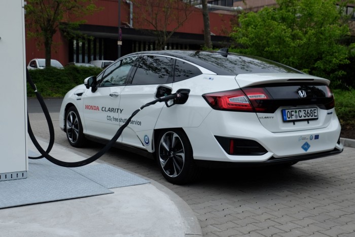 Pénzt lehet keresni a töltőn lógó elektromos autóval 65 Pénzt lehet keresni a töltőn lógó elektromos autóval 65