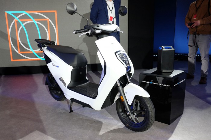 Pénzt lehet keresni a töltőn lógó elektromos autóval 75 Pénzt lehet keresni a töltőn lógó elektromos autóval 75