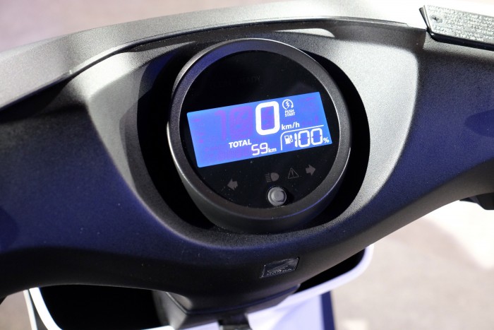 Pénzt lehet keresni a töltőn lógó elektromos autóval 17