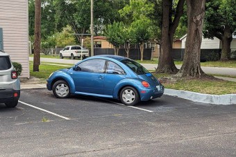 Keresztbe állva foglalta feleségének az árnyékos parkolót egy autós