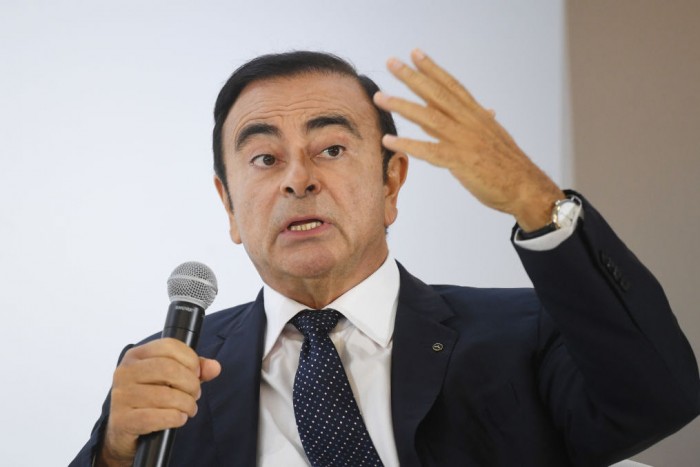 340 milliárdra perel egy autógyártót szökésben lévő elnöke