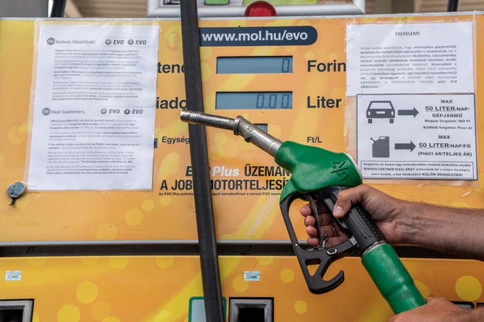 Érezhetően kevesebbet tankolnak a budapesti autósok