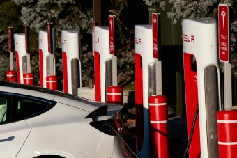 Egymás után állnak be a Tesla mögé az autógyártók
