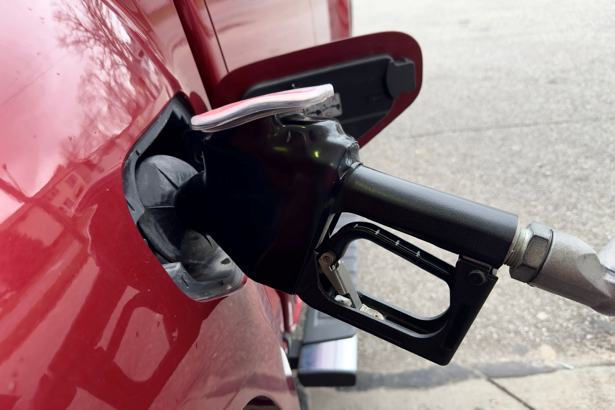 Ismét emelik az üzemanyag árát a hazai kutakon