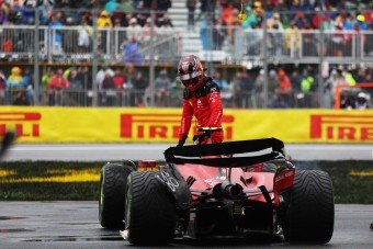 F1: Csúnya Ferrari-baleset a megszakított esős edzésen