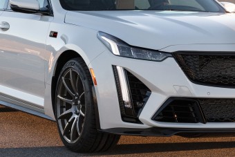 Ezer lóerős, hátsókerék-hajtású brutálszedán készül