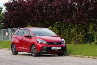 Nagyot mehet itthon az új hibrid Toyota 102