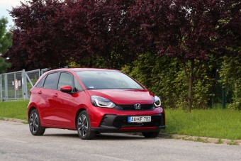 Tényleg elég volt 4 liter Budapesten a japán hibridnek