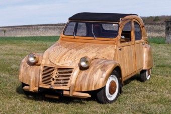 Gyümölcsfából épített autóért adtak 77 milliót