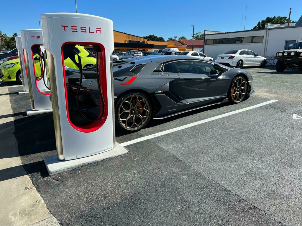 Szupersportkocsik foglalták el a Tesla-töltőoszlopokat, de volt egy jó kifogásuk 1