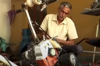 Pálmafák tetejére hajt házilag készített robogójával az elmés gazda