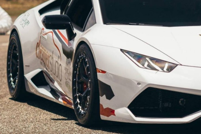 Őrangyalok vagy vezetési tudás mentette meg ezt a durván pörgő Lamborghinit?