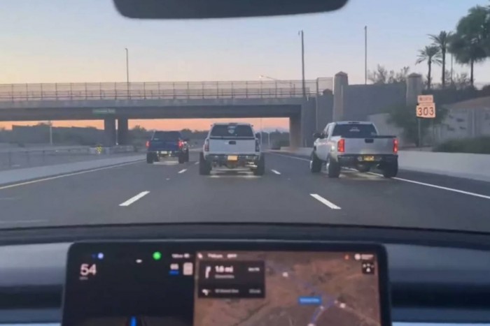 Elállták az utat, majd jól bekormolták a villanyautót a dízelesek