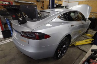 Totális őrület: dízelmotoros hibridet építettek egy Teslából