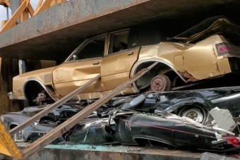 Itt egész nap nézheted ahogy autókat préselnek laposra