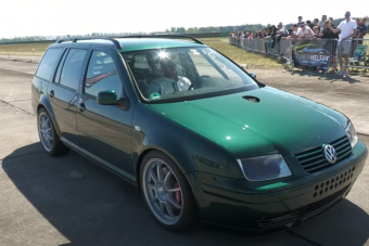 Egyetlen apró jel mutatja, hogy ez az unalmas kombi Volkswagen bármit megeszik reggelire