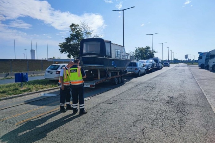 Kétmilliós büntetés durrant Pest közelében, az egyik “horrorkaraván” hajót vontatott