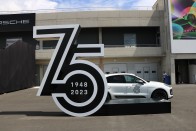 75 éves nyugger már a Porsche, de a születésnapot fiatalos lendülettel tolja 78