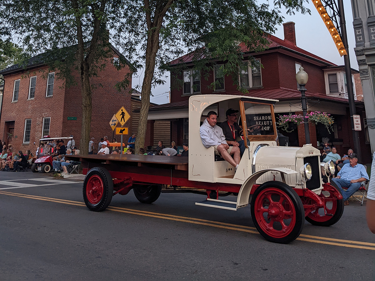 Pazar felvonulással emlékeztek a 100 éves kamiongyártóra 1