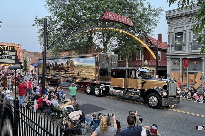 Pazar felvonulással emlékeztek a 100 éves kamiongyártóra