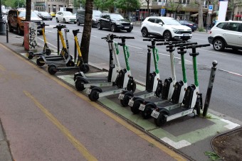 Már kötik a kötelezőket a rollerekre, ennyibe kerül