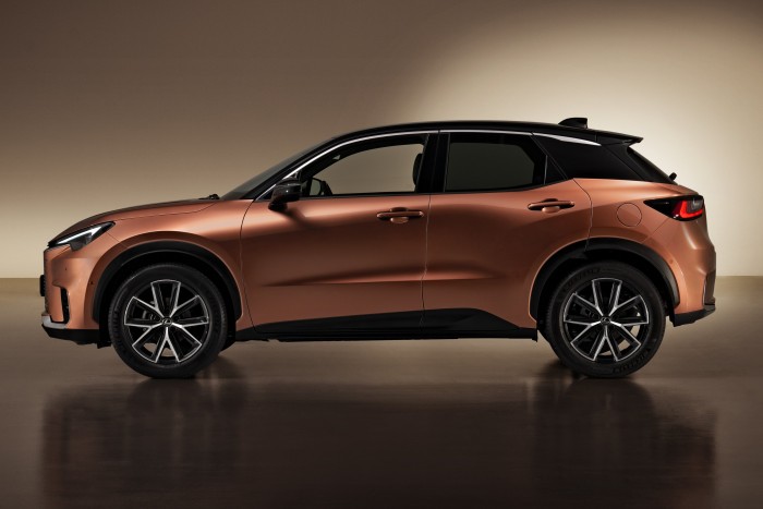 Ez a te autód, ha sok a pénzed, de szűk a garázsod 6