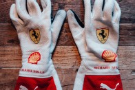 F1: Leclerc a ruháját is a bajbajutottaknak adja 13