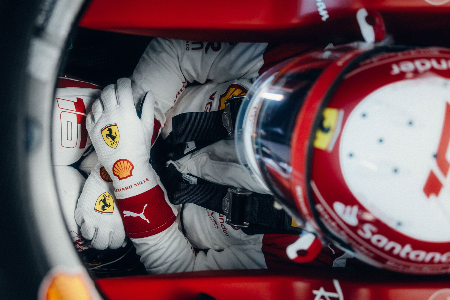 F1: Leclerc a ruháját is a bajbajutottaknak adja 4