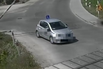 Akkora bakot lőtt a tanulóvezető, hogy attól a vizsgabiztos haja is égnek állhatott