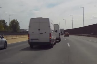 Két furgonos bemutatta az M0-son, hogyan nem szabad vontatni