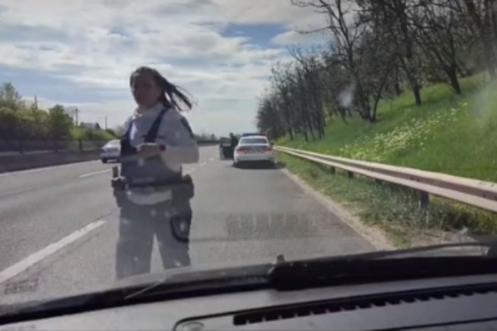 Se detuvo en seco en el carril rápido de la M3, lo cual fue increíble porque se disculpó con la policía.