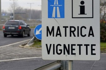 Az EU miatt hamarosan új autópálya-matrica jöhet a magyar utakra