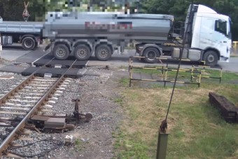Olyan őrültségre szánta el magát a vasúti átjáróban, hogy a MÁV-nál is csak pislogtak tőle