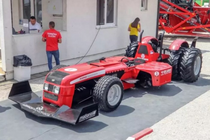 Kapaszkodj meg, mert az MTZ-ből készített versenyautótól lehasalsz 1