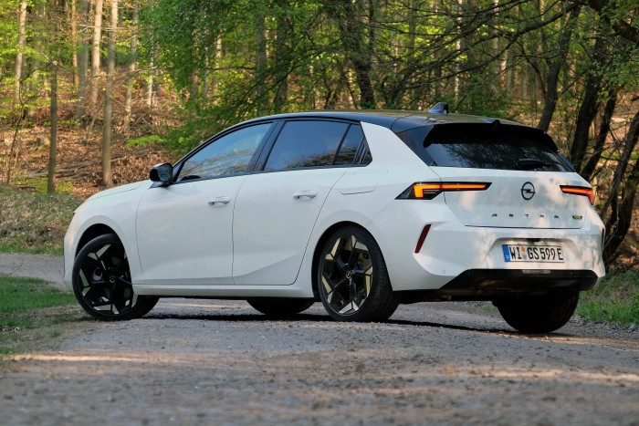 Itt a kipattintott, sportosabb hibrid Astra 7 | Vezess Itt a kipattintott, sportosabb hibrid Astra 7