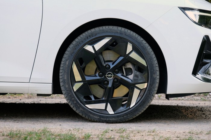 Itt a kipattintott, sportosabb hibrid Astra 18 | Vezess Itt a kipattintott, sportosabb hibrid Astra 18