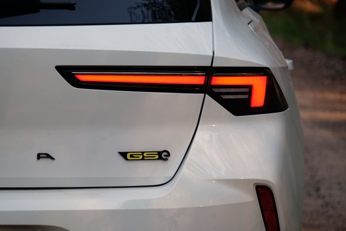 Itt a kipattintott, sportosabb hibrid Astra 15 | Vezess Itt a kipattintott, sportosabb hibrid Astra 15